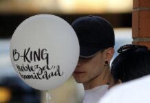 Conmovedora despedida del cantante B-King con su familia y hasta su mascota Cantante