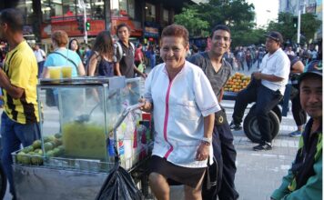 Medellín activa plan de Navidad para organizar a más de 400 vendedores autorizados