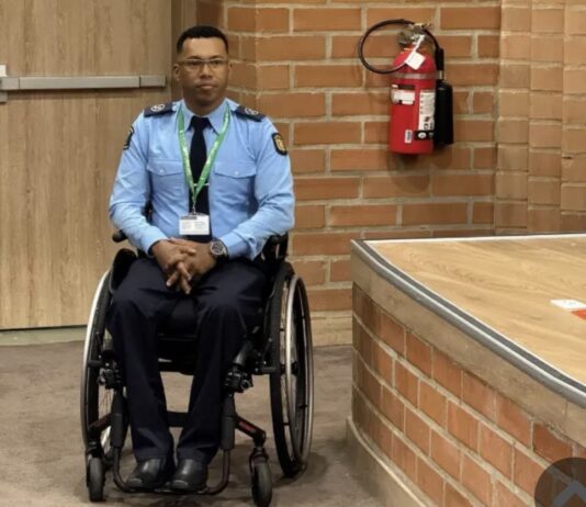 Medellín presenta a su primer agente de tránsito en silla de ruedas