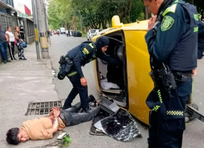 Taxi se volcó en balacera