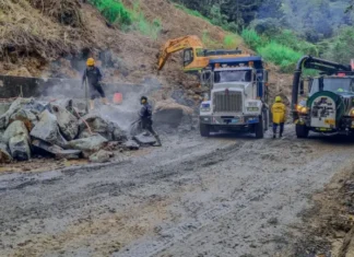 Así esta la vía a Santa Elena