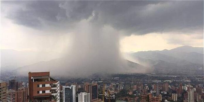 Fuerte aguacero golpeó a Medellín