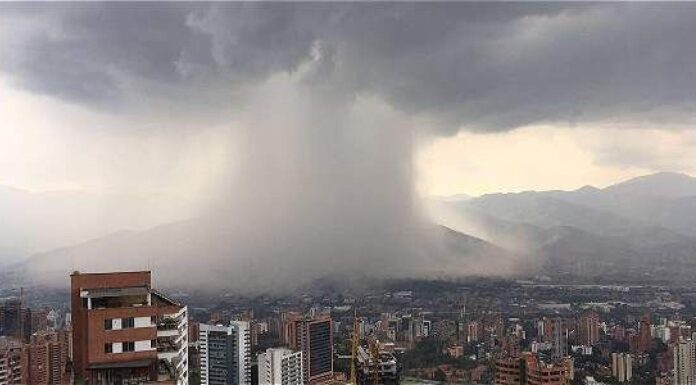 Fuerte aguacero golpeó a Medellín y el Valle de Aburrá con granizo y vientos extremos Fuerte aguacero golpeó a Medellín