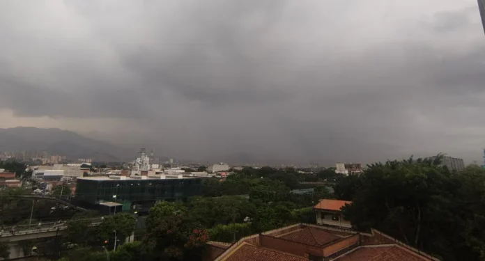 73 rayos en menos de una hora