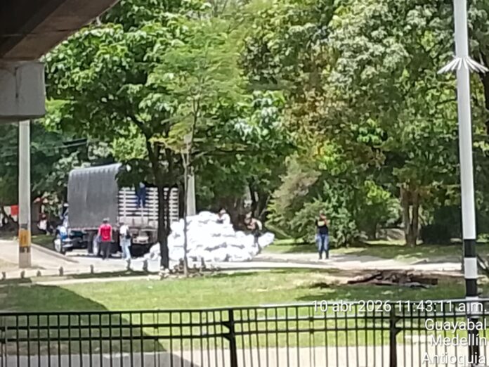 Indignante: descargaron 3 toneladas de basura frente a Industriales a plena luz del día y nadie denunció