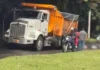 Volqueta quedó patas arriba