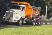 Volqueta quedó patas arriba