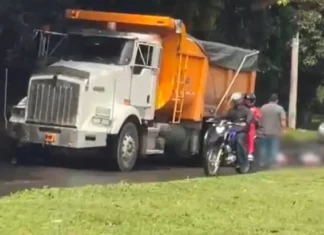 Volqueta quedó patas arriba