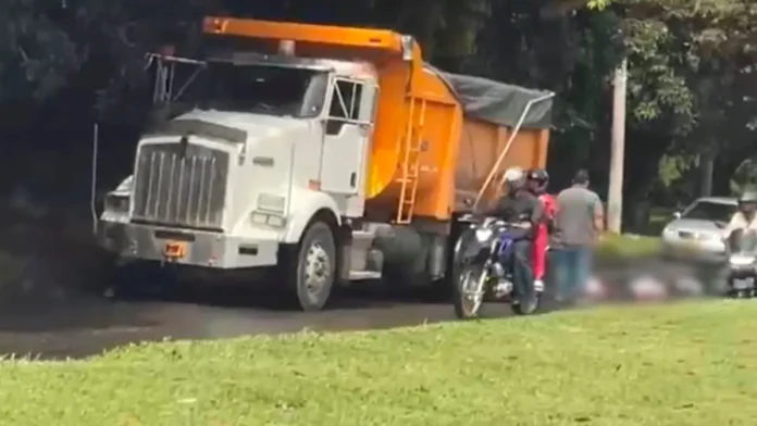 Volqueta quedó patas arriba