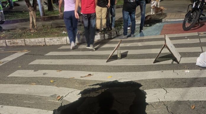 Otra socavación en Medellín: cierran vía por riesgo en pleno centro