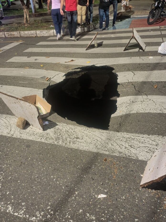 Otra socavación en Medellín: cierran vía por riesgo en pleno centro