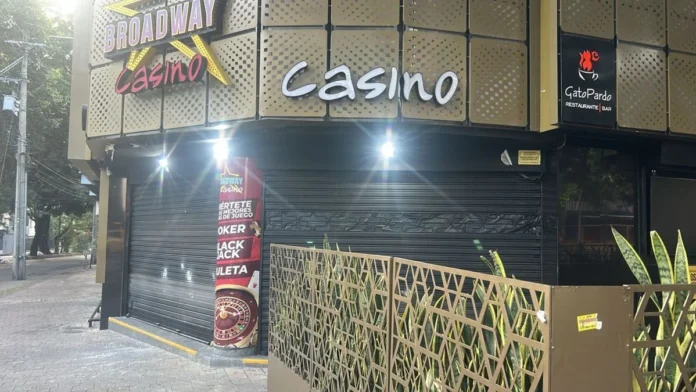 Terror en La 70: lanzan explosivo contra casino y dejan tres heridos en Medellín