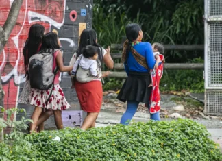 Cayeron por usar niños indígenas para pedir plata en Medellín Cayeron por usar niños indígenas