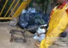 Hallan colchones y partes de motos bloqueando una quebrada de Medellín