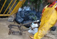 Hallan colchones y partes de motos bloqueando una quebrada de Medellín
