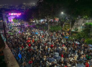 Los tablados llegan a prender la Feria de las Flores