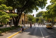 Le robaron una cadena y dos celulares